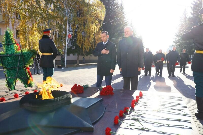 Российские сенаторы в Кургане возложили цветы к Вечному огню