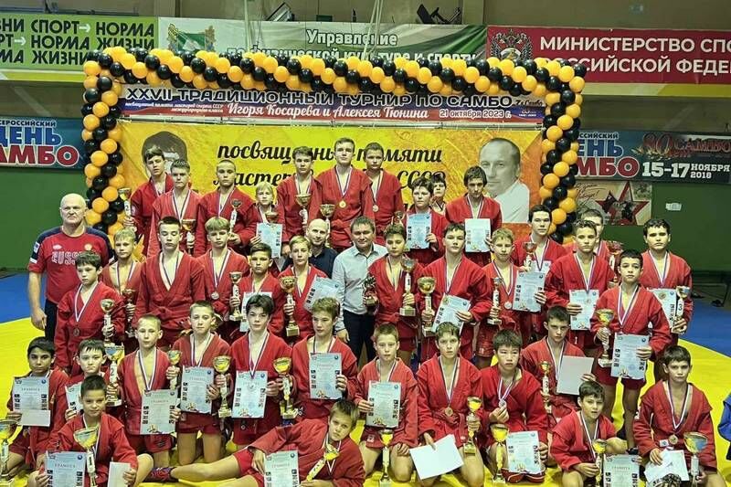 Курганские юные спортсмены стали призерами и победителями турнира по самбо