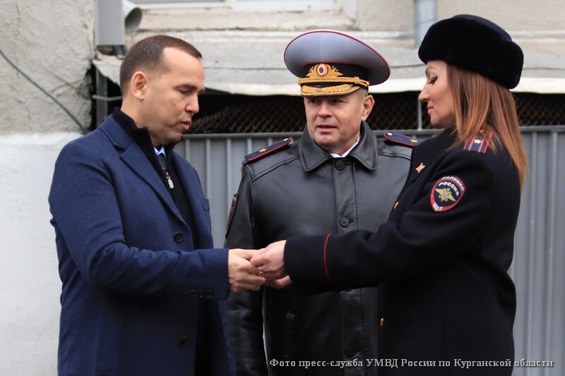 В Кургане полицейским вручили ключи от новых служебных машин