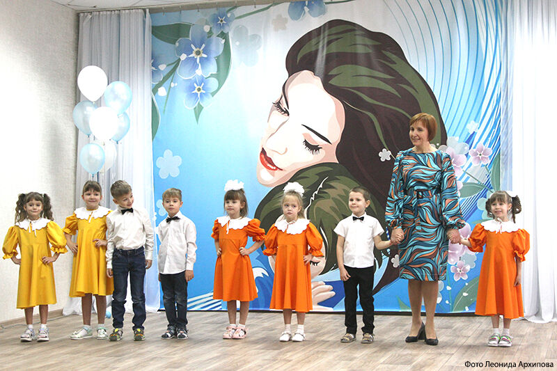 В курганских детских садах малыши поздравляют мам с праздником