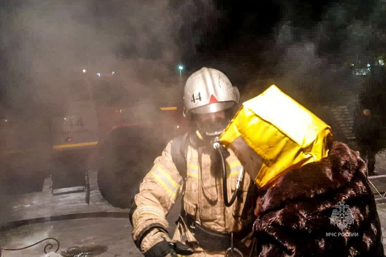 В Курганской области огнеборцы спасли из пожара 13 взрослых и 5 детей