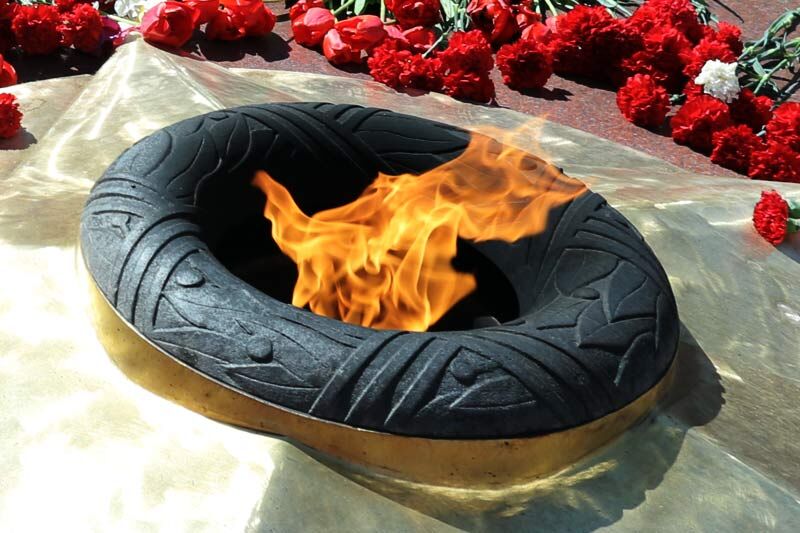 Полицейские установили женщину, которая залила Вечный огонь на Аллее славы