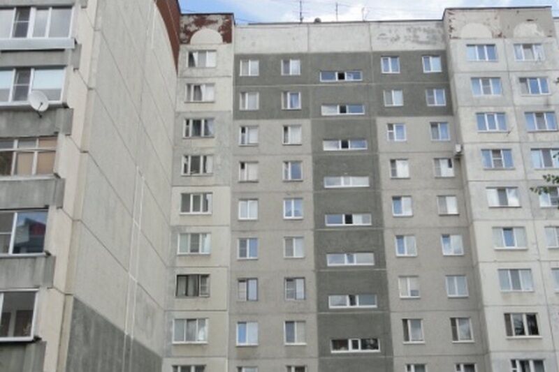 В Кургане мужчина упал с крыши многоэтажки