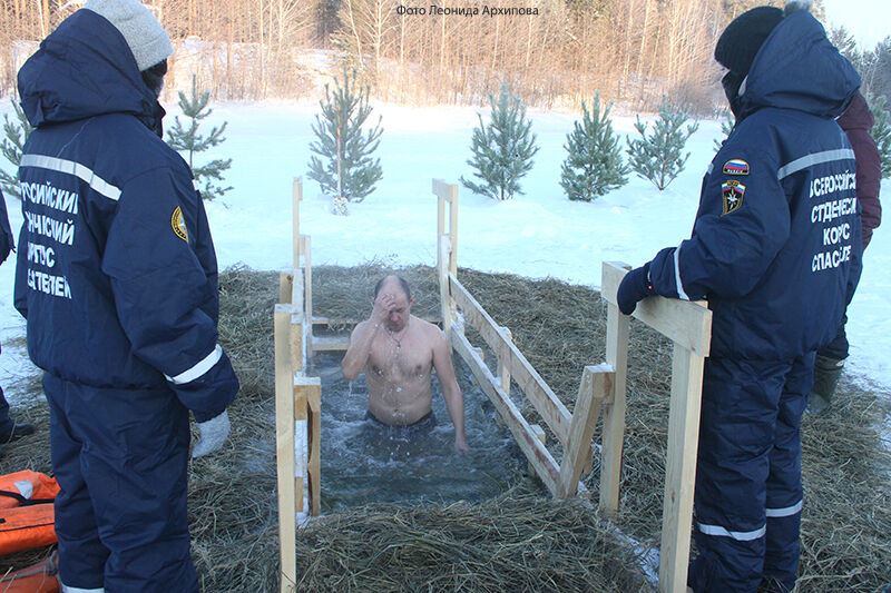 В Крещение курганцы окунаются в прорубь на Голубых озерах