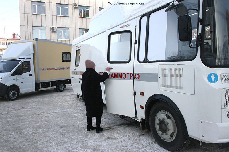Курганским больницам и поликлиникам передали семь передвижных медицинских комплексов