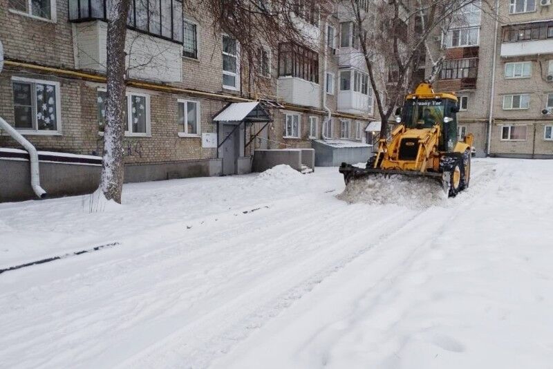 Управляющие компании в новогодние праздники продолжают уборку дворов