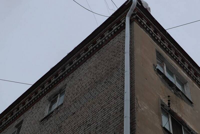 В Кургане в одном из самых проблемных домов МУП «Прометей» приступили к ремонту