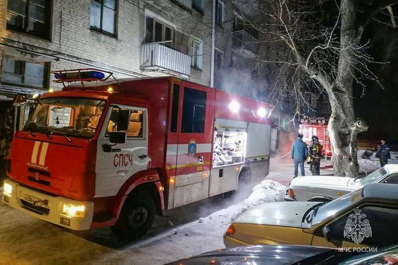 При пожаре в многоквартирном доме в Кургане погибли два человека