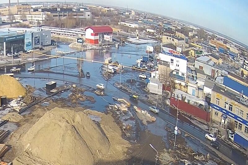 В Кургане устраняют потоп на улице Дзержинского