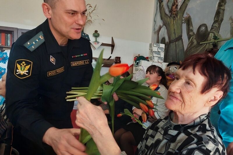 Зауральские судебные приставы поздравили женщин в Лесниковском доме-интернате