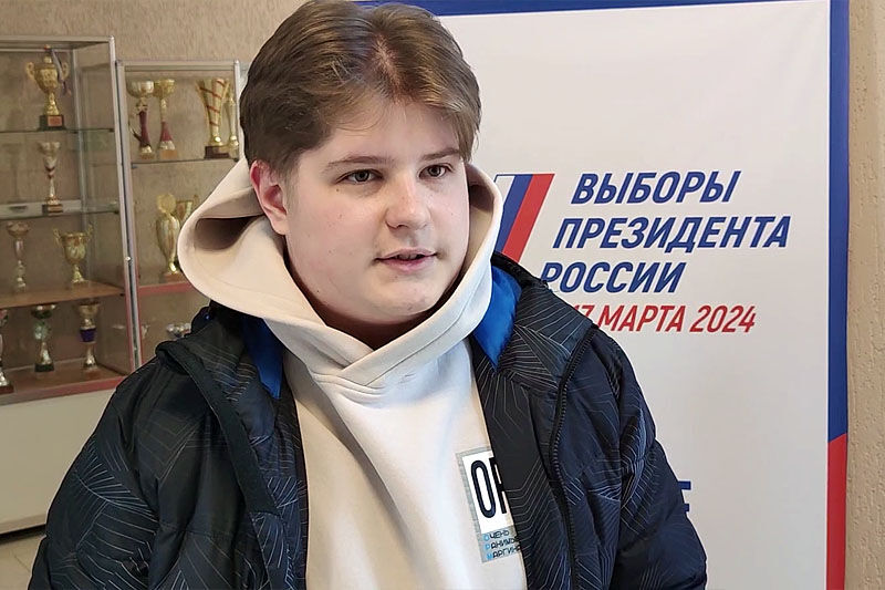 Молодые избиратели приходят на участки, чтобы выполнить свой долг