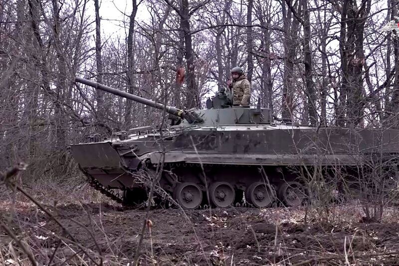 Курганские БМП-3 помогают отражать атаки украинских боевиков