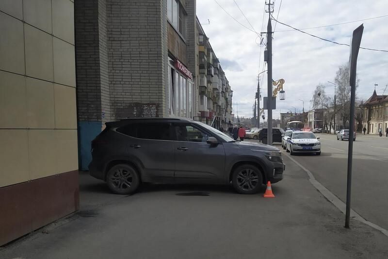 В Кургане мальчик на самокате попал под машину