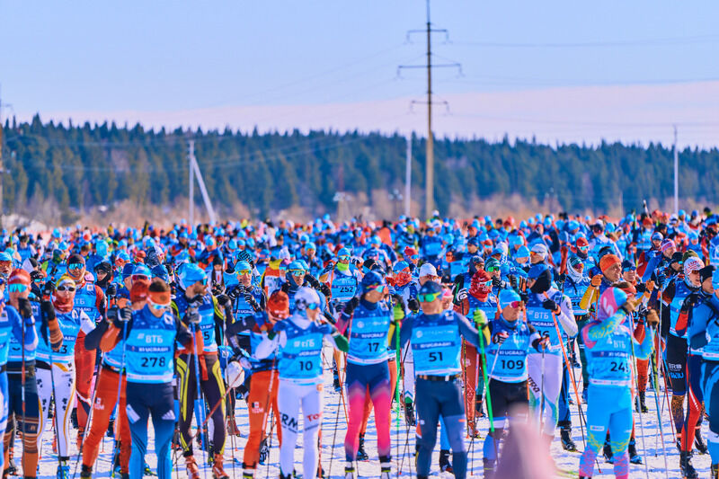 Андрей Алипкин, Станислав Волженцев, Кристина Резцова и Лилия Васильева выиграли золото XI Югорского лыжного марафона