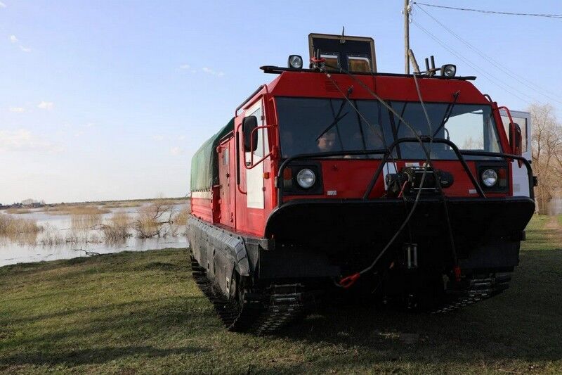 Плавающие вездеходы Курганмашзавода помогают пострадавшим от наводнения