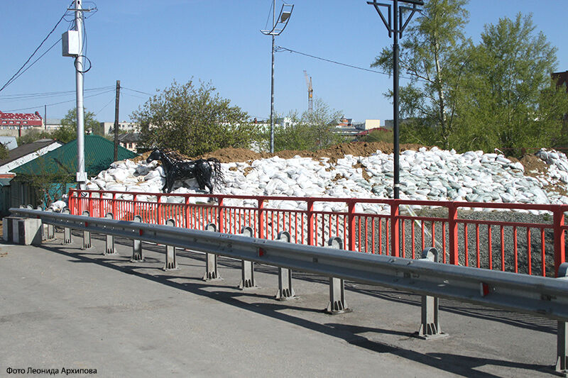 В Кургане на набережной продолжают убирать мешки и насыпи глины   