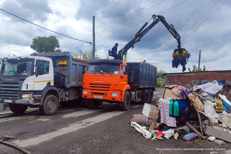 В Кургане на пострадавших от паводка территориях бесплатно вывозят мусор