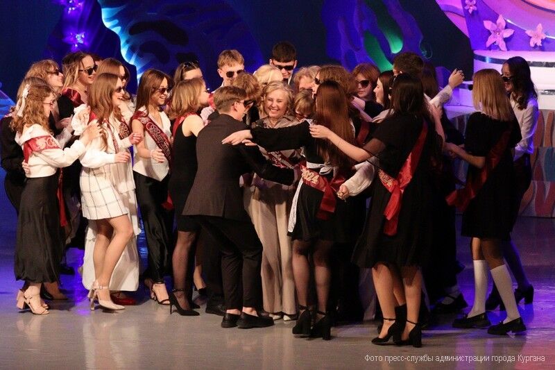 В Кургане звенят последние звонки для 1515 одиннадцатиклассников и 3994 девятиклассников