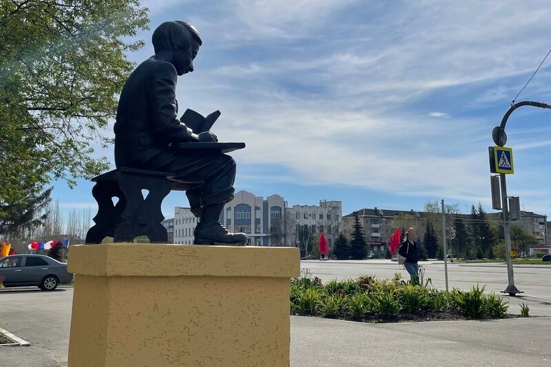 В Шадринске облагородили читающего мальчика