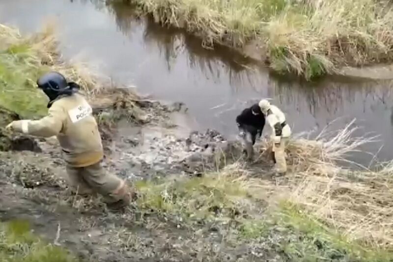 В Курганской области спасатели вытащили подростка из ила