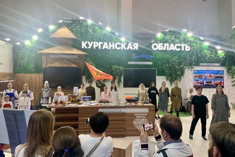 Юные артисты из Кургана представили на выставке «Россия» спектакль про героев СВО