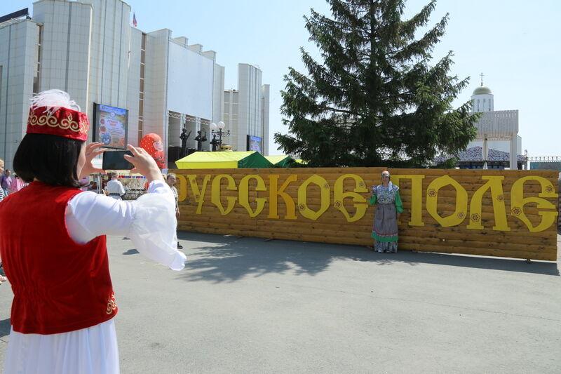 В Кургане в День России проходит фестиваль славянской и казачьей культуры «Русское поле»