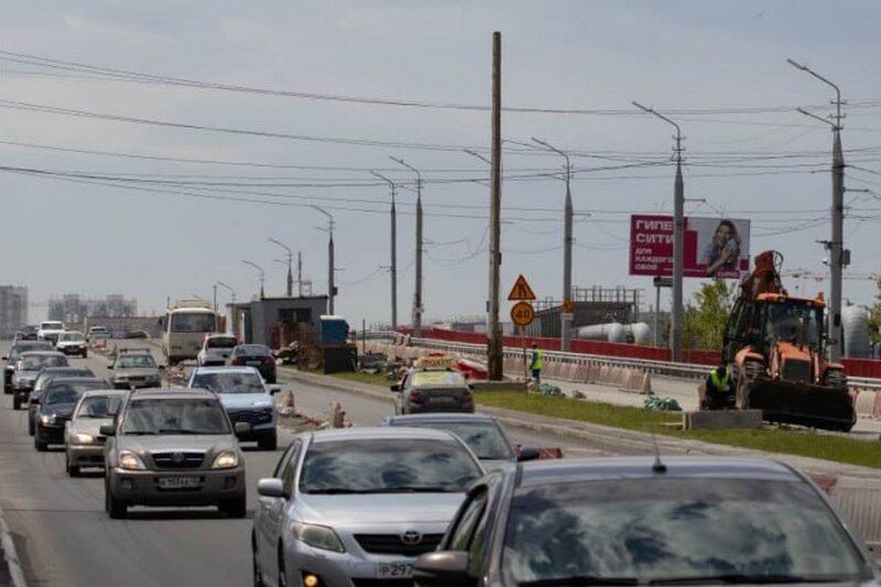 На мосту по проспекту маршала Голикова для движения открыли левую полосу