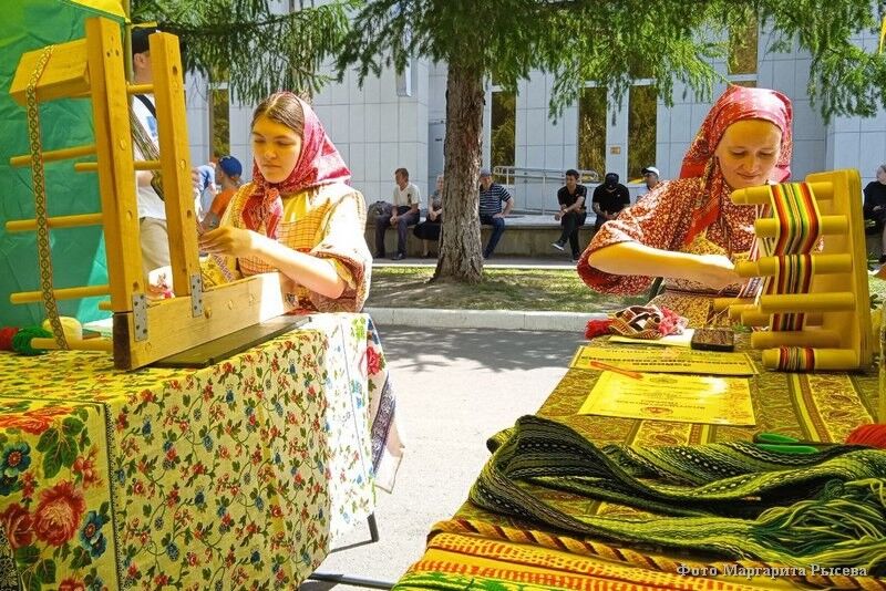 На Троицкой площади Кургана плетут пояса и расписывают матрёшек
