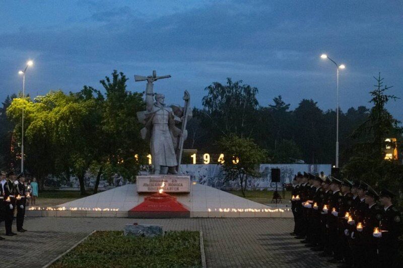 В Кургане у Мемориального комплекса в честь воинов 32-го лыжного полка прошла акция «Свеча памяти»