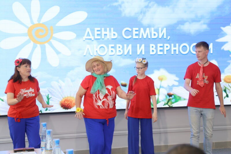 В Мультицентре «Смолин» прошел конкурс «Наша дружная семья»