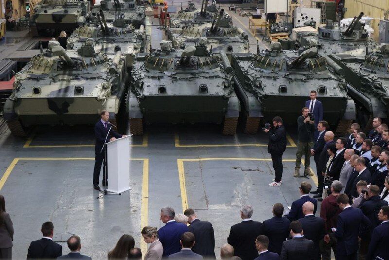 Первый вице-премьер РФ и полпред Президента наградили сотрудников «Курганмашзавода»