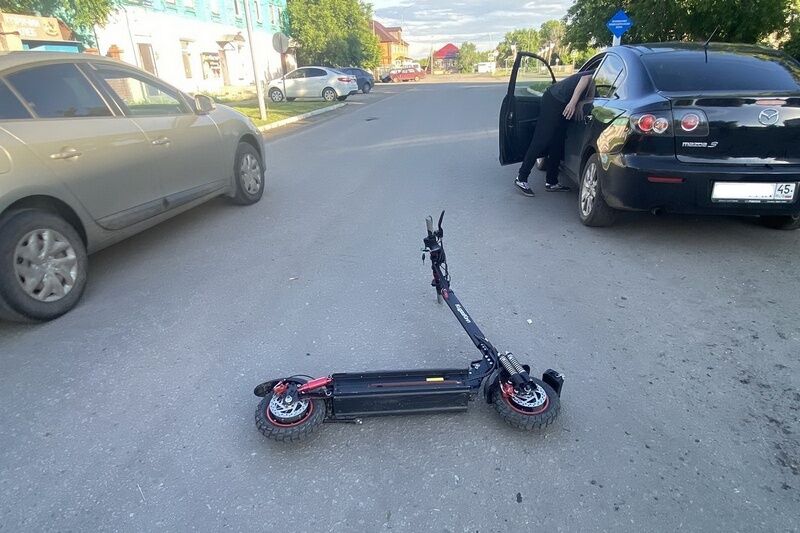 В Курганской области девочка-подросток на электросамокате врезалась в иномарку