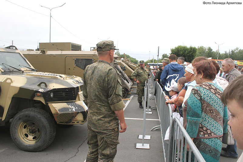 В Кургане более 100 человек заключили контракт с Минобороны РФ на выставке техники НАТО