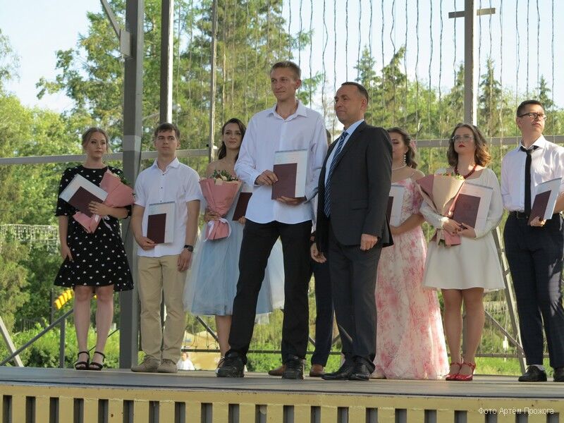 Больше 200 курганских студентов выпустились из вуза с красными дипломами