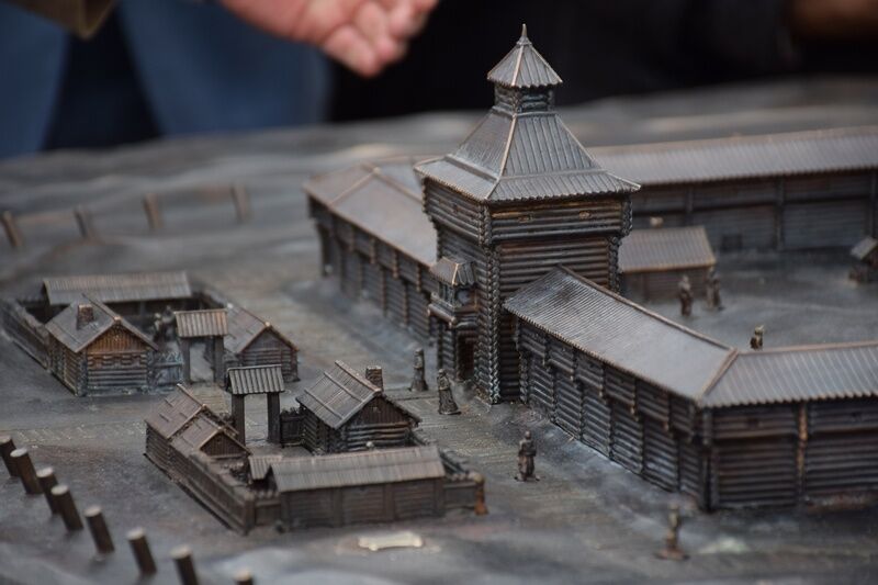 В Кургане в День города на набережной установили макет Царева Городища, отлитый из бронзы