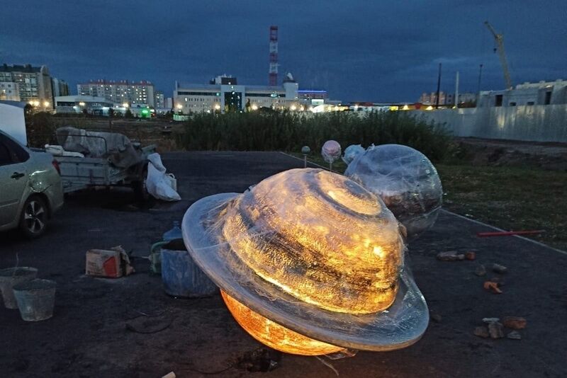 Просто космос: в Кургане устанавливают светящиеся планеты в новом парке Заозерного