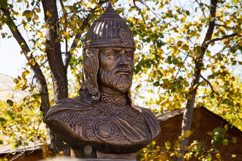 В Кургане открыли бюст Александру Невскому на территории православной гимназии
