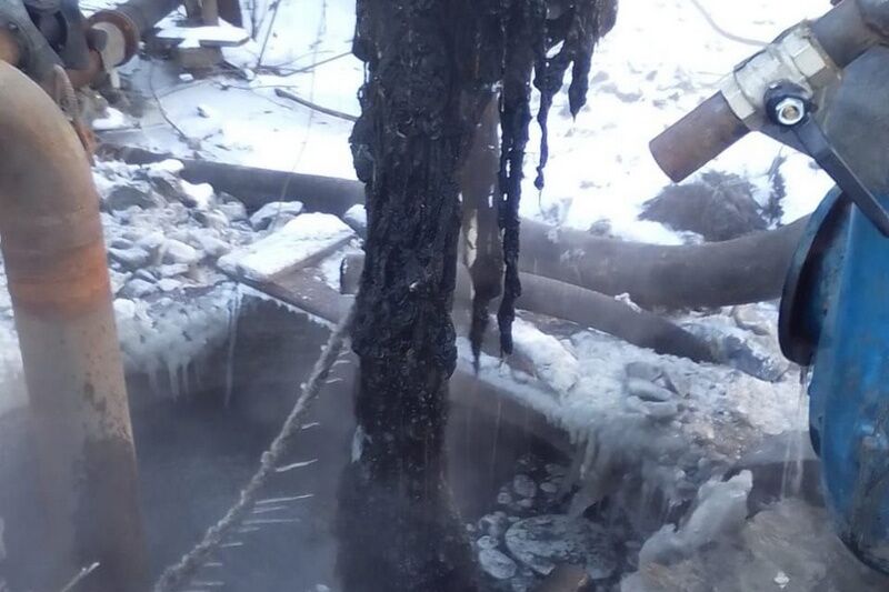 В Кургане коммунальщики третий сутки устраняют засор на коллекторе в Заозерном