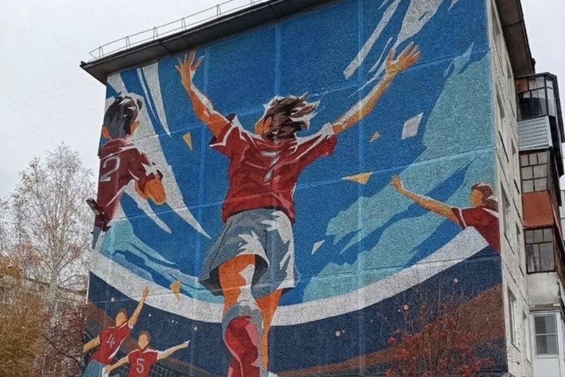 На стене курганского дома изобразили футболистов