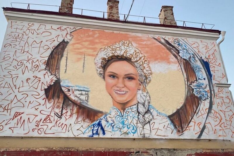 В Кургане рисуют мурал на торце дома по Красина