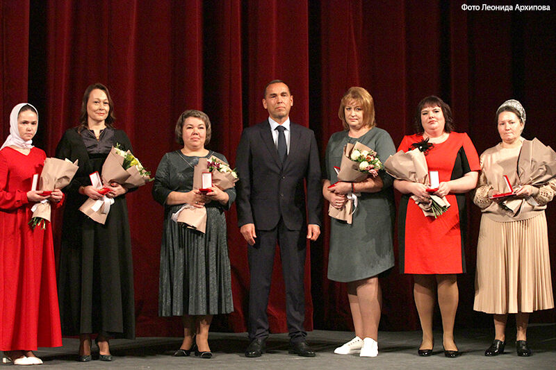 В Курганской области 29 многодетных мам получат по 300 тысяч рублей ко Дню матери