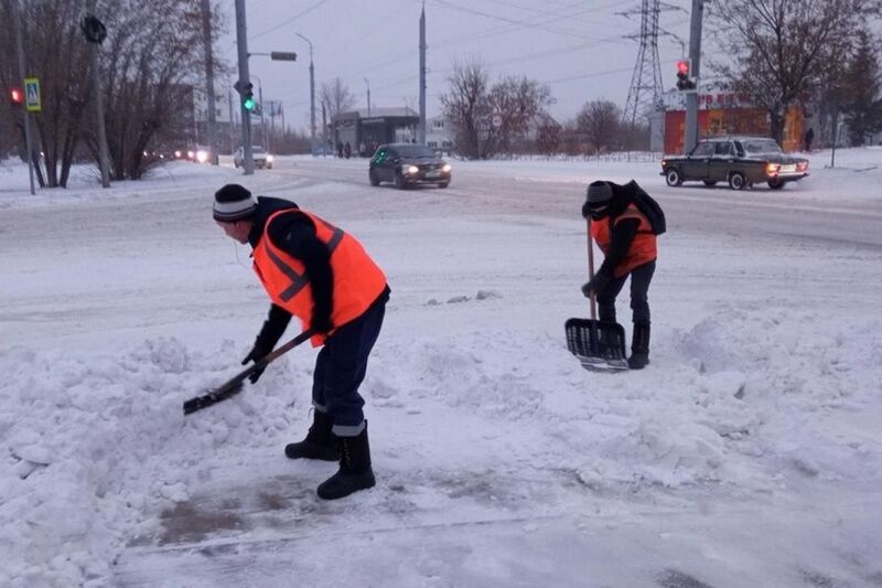 В Кургане ликвидируют последствия снегопада