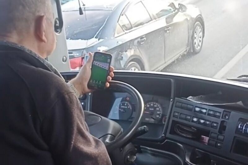 В Кургане наказали игравшего в телефоне за рулем водителя автобуса