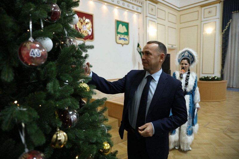 В Кургане с «Ёлки губернатора» сняли первые 50 шаров с мечтами детей