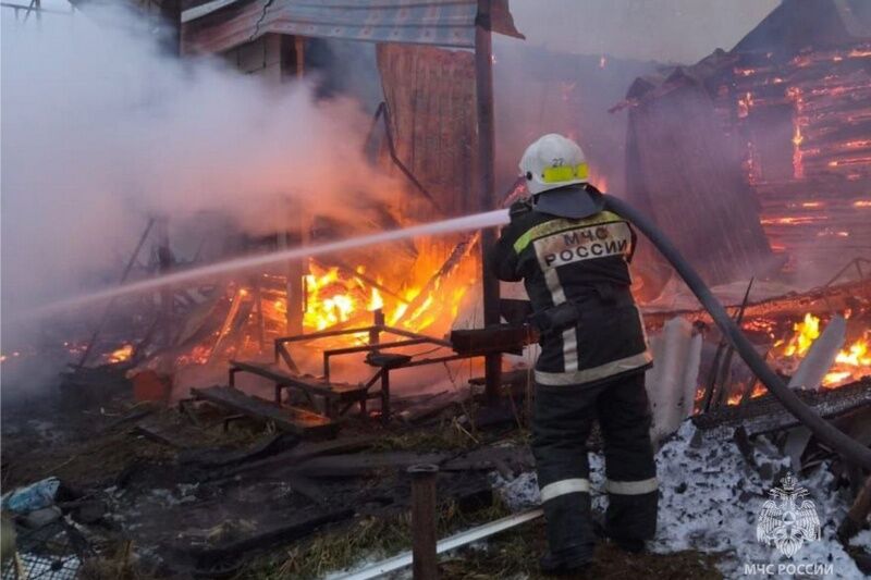В Кургане сгорел двухэтажный дом