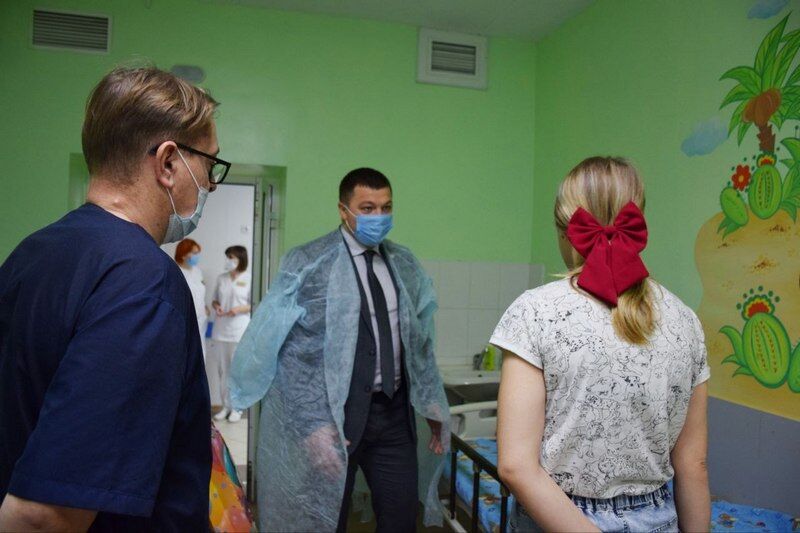 Временно исполняющий полномочия главы Кургана навестил выпавшую из окна садика девочку