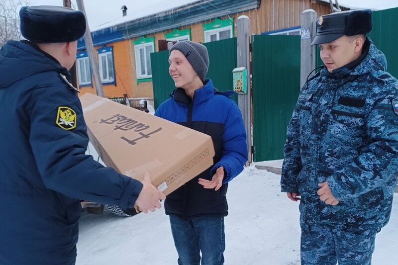 В рамках акции «Елка желаний» судебные приставы подарили подарки семи зауральским детям
