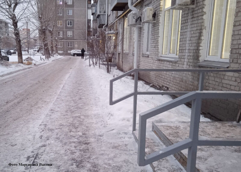 В Кургане предприниматель отремонтировал дорогу во дворе дома после штрафа от
судебных приставов