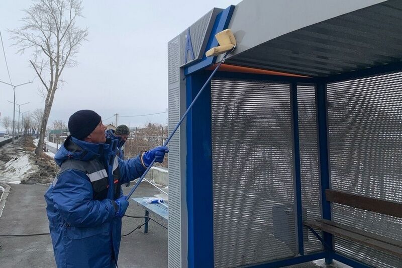 В Кургане моют остановки общественного транспорта
