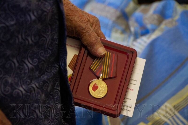 100-летнему курганцу вручили знак Почетного гражданина города